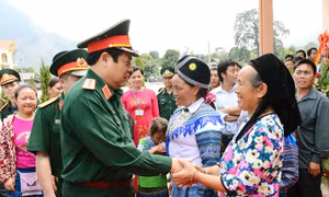 Đại tướng Phùng Quang Thanh với quân, dân các tỉnh biên giới phía Bắc năm 2015. Nguồn: www.qdnd.vn