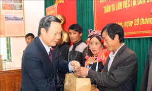Phó Chủ tịch Quốc hội, Phùng Quốc Hiển tặng quà các gia đình chính sách, hộ nghèo có hoàn cảnh đặc biệt khó khăn của xã Thu Lũm, huyện Mường Tè, tỉnh Lai Châu. Ảnh: Quý Trung – TTXVN