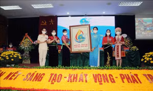 Chủ tịch Hội Liên hiệp Phụ nữ Việt Nam Hà Thị Nga tặng biểu trưng (logo) của Đại hội đại biểu phụ nữ toàn quốc lần thứ XIII, nhiệm kỳ 2022 – 2027, cho Ban Chấp hành Hội Liên hiệp Phụ nữ tỉnh Sơn La. Ảnh: Quang Quyết-TTXVN