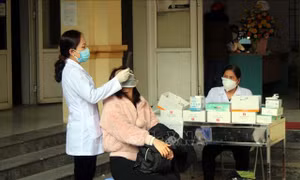Nhân viên trạm y tế phường Trường Thi, thành phố Thanh Hóa lấy mẫu xét nghiệm cho người dân. Ảnh: Nguyễn Nam-TTXVN
