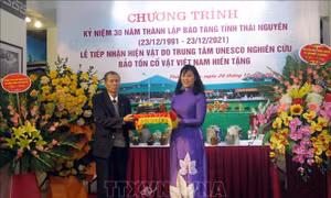 Đại diện Trung tâm UNESCO nghiên cứu bảo tồn cổ vật Việt Nam trao tặng cổ vật cho Bảo tàng tỉnh Thái Nguyên. Ảnh: Trần Trang-TTXVN
