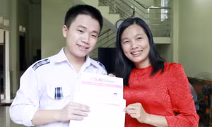 Nguyễn Mạnh Thắng chia sẻ niềm vui với cô giáo chủ nhiệm Nguyễn Thị Hường. Ảnh: Đồng Thúy-TTXVN
