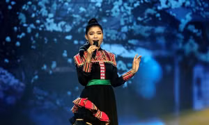 Nữ ca sĩ Hà Thơm trong một lần biểu diễn. Ảnh: TTXVN phát