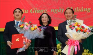 Bà Trương Thị Mai, Ủy viên Bộ Chính trị, Bí thư Trung ương Đảng, Trưởng Ban Tổ chức Trung ương tặng hoa chúc mừng ông Lê Tiến Châu, ông Nghiêm Xuân Thành. Ảnh: Duy Khương – TTXVN