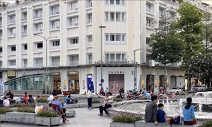 Cảnh tập trung đông đúc tại khu vực đài phun nước trên phố đi bộ Nguyễn Huệ (Quận 1, TP Hồ Chí Minh). Ảnh: Hồng Giang - TTXVN.