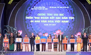 Thủ tướng Nguyễn Xuân Phúc trao quà cho đồng bào các dân tộc sống và sinh hoạt tại Làng Văn hóa-Du lịch các dân tộc Việt Nam trong Tuần đại đoàn kết các dân tộc năm 2019. Ảnh: Thống Nhất - TTXVN