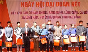 Bộ trưởng Bộ Công an Tô Lâm tặng quà nhân dân liên khu dân cư Nặm Nhũng, Rằng Rụng, Lũng Chẩn, Cả Giỏng xã Lũng Nặm, huyện Hà Quảng trong ngày Hội đại đoàn kết toàn dân tộc. Ảnh: Quốc Đạt – TTXVN