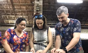 Du khách được “trải nghiệm” cách cuốn chả giò của người dân Vĩnh Long. Ảnh: Thúy Hằng