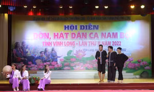 Tiết mục biểu diễn của đơn vị huyện Long Hồ. Ảnh: Lê Thúy Hằng-TTXVN