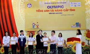 Em Đỗ Trần Diễm Mai đoạt giải Ba cuộc thi Olympic Tiếng Anh Tài năng cấp tỉnh năm 2021. Ảnh: TTXVN phát