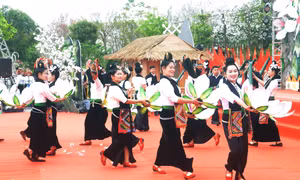 Phần thi vòng xòe sáng tạo tại Lễ hội “Mùa hoa Ban” thành phố Sơn La năm 2023. Ảnh: Quang Quyết