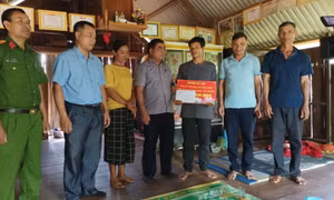 Đoàn công tác Ban Thường vụ Huyện ủy Lắk trao tiền Qũy cho hộ anh Y Đua Buôn Dap ở buôn Lách Ló. 