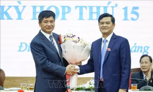 Chủ tịch HĐND tỉnh Điện Biên Lò Văn Muôn (phải) tặng hoa chúc mừng tân Chủ tịch UBND tỉnh Lê Thành Đô. Ảnh: Xuân Tư - TTXVN