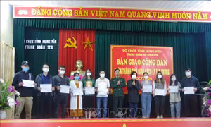 Trung đoàn bộ binh 126 cấp giấy chứng nhận hoàn thành thời gian cách ly tập trung. Ảnh: Đinh Tuấn - TTXVN