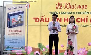 Giới thiệu bộ sách "Hồ Chí Minh - Hành trình tìm đường cứu nước". Ảnh: Ánh Tuyết - TTXVN