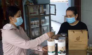 Mua sản phẩm của Cơ sở sản xuất sản phẩm sạch Hằng Moon. Ảnh: Phước Tuệ