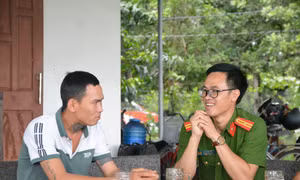 Thiếu tá Bùi Minh Bền, Trưởng Công an xã Ea Bung thăm hỏi, anh Trần Đình Đạo – nạn nhân “sập bẫy” việc nhẹ lương cao tại Campuchia đã được giải cứu thành công vào tháng 10/2022. Ảnh: Tuấn Anh – TTXVN