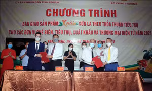 Lễ ký kết giữa đại diện UBND tỉnh Sơn La và các đơn vị tại chương trình “Bàn giao sản phẩm xoài Sơn La theo thỏa thuận tiêu thụ cho các đơn vị chế biến, tiêu thụ, xuất khẩu và thương mại điện tử năm 2021. Ảnh: Quang Quyết-TTXVN