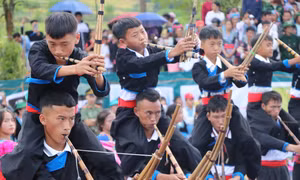 Mãn nhãn màn đồng diễn khèn Mông 