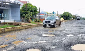 Nhiều điểm trên tuyến Quốc lộ 19 thi công mất an toàn giao thông. Ảnh: Hoài Nam - TTXVN