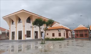 Dự án nhà sinh hoạt cộng đồng đồng bào Chăm (thị trấn Phước Dân, huyện Ninh Phước) có tổng mức đầu tư hơn 19,2 tỷ đồng do Công ty ONGC VIDESH LIMITED của Ấn Độ tài trợ. Ảnh: Nguyễn Thành – TTXVN