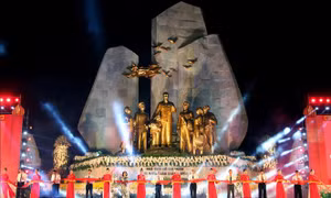 Các đại biểu cắt băng khánh thành Tượng đài Chủ tịch Hồ Chí Minh với nhân dân Quảng Bình. Ảnh: Văn Tý-TTXVN
