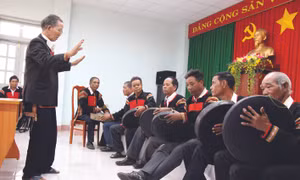 Già Ama H’Loan hướng dẫn kỹ thuật chỉnh chiêng, đánh chiêng tại lớp học cồng chiêng do Sở Văn hóa, Thể thao và Du lịch tỉnh Đắk Lắk tổ chức. Ảnh: Hoài Thu
