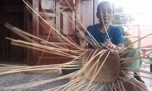 Ông Đinh Văn Cu ở làng Cát, xã Canh Liên, huyện Vân Canh (Bình Định) mong muốn có thể truyền dạy nghề đan gùi cho các thanh niên trong làng. Ảnh: Tường Quân