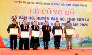 Phó Chủ tịch UBND tỉnh Sơn La Phạm Văn Thủy trao Bằng khen của Chủ tịch UBND tỉnh cho các tập thể có thành tích xuất sắc trong xây dựng nông thôn mới của xã Vân Hồ. Ảnh: Quang Quyết-TTXVN