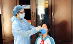 Lấy mẫu xét nghiệm SARS-CoV-2 cho học sinh tại Trường THPT Trưng Vương, Thành phố Thái Nguyên. Ảnh: Thu Hằng-TTXVN