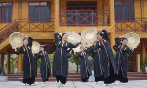 Dù đã cao tuổi nhưng nhiều hội viên ở Mường Lay (Điện Biên)rất tích cực tham gia phong trào văn nghệ. Ảnh: Xuân Tư – TTXVN