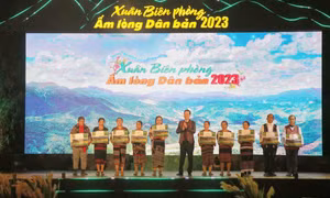 Thường trực Ban Bí thư Võ Văn Thưởng dự chương trình "Xuân Biên phòng ấm lòng dân bản"
