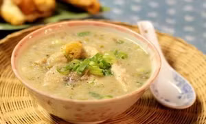 Đậu xanh có công năng thanh nhiệt dưỡng âm trừ phiền nhiệt, hạ khí, lợi ngũ tạng