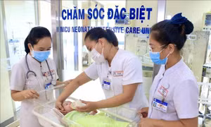 Con gái sơ sinh của sản phụ nhiễm COVID-19 được chăm sóc đặc biệt tại Bệnh viện Trung Ương Huế. Ảnh: Mai Trang - TTXVN