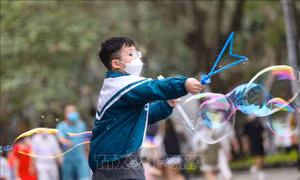 Trẻ em vui chơi trên phố đi bộ hồ Hoàn Kiếm. Ảnh: Thanh Tùng - TTXVN