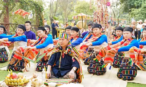 Thầy cúng làm lễ cầu các thần linh phù hộ, xua đuổi tà ma, ác quỷ, cầu cho mưa thuận gió hoà, phù hộ cho dân bản được bình yên mạnh khoẻ. Ảnh: Khánh Hoà – TTXVN
