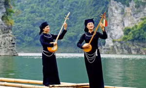 Biểu diễn hát Then, đàn Tính trên lòng hồ thủy điện Tuyên Quang