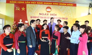 Đồng chí Nguyễn Đắc Vinh dự Ngày hội Đại đoàn kết tại huyện Sơn Dương