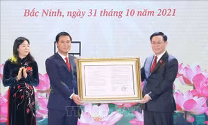 Chủ tịch Quốc hội Vương Đình Huệ trao Nghị quyết thành lập thành phố Từ Sơn thuộc tỉnh Bắc Ninh cho lãnh đạo thành phố. Ảnh: Doãn Tấn – TTXVN