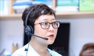 Chị Lê Thị Quyên, nhân viên tư vấn của Tổng đài điện thoại quốc gia bảo vệ trẻ em 111 đặt tại Hà Nội, trả lời các cuộc gọi. Ảnh: Anh Tuấn – TTXVN