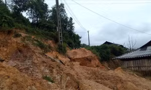 Hoàn lưu bão số 8 và mưa lớn làm ảnh hưởng tới 64 ngôi nhà ở các huyện Văn Yên, Trấn Yên, Văn Chấn, Trạm Tấu của tỉnh Yên Bái. Ảnh: TTXVN phát