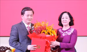 Đồng chí Trương Thị Mai trao Quyết định của Bộ Chính trị cho tân Bí thư Tỉnh uỷ Bến Tre Lê Đức Thọ. Ảnh: Huỳnh Phúc Hậu – TTXVN
