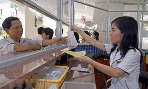 Người dân mua thuốc tại nhà thuốc bệnh viện. Ảnh: Thế Anh-TTXVN