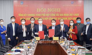 Đồng chí Đỗ Tiến Sỹ, Ủy viên Trung ương Đảng, Tổng Giám đốc Đài Tiếng nói Việt Nam và đồng chí Hầu A Lềnh, Ủy viên Trung ương Đảng, Bộ trưởng, Chủ nhiệm Ủy ban Dân tộc ký kết chương trình phối hợp công tác giai đoạn 2021-2025. Ảnh: Văn Điệp – TTXVN
