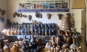 Các sản phẩm gốm truyền thống mang đậm bản sắc văn hóa Chăm được trưng bày ở Hợp tác xã gốm Chăm Bàu Trúc (Ninh Thuận) Ảnh: Công Thử - TTXVN
