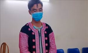 Đối tượng Sồng A Páo và tang vật tại cơ quan Công an. Ảnh: TTXVN phát
