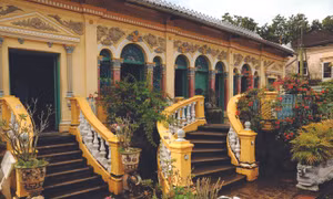 Nhà cổ Bình Thủy nằm trên đường Bùi Hữu Nghĩa, phường Bình Thủy, quận Bình Thủy được xây dựng từ năm 1870 trên diện tích hơn 6.000 m2 , gồm 5 gian 2 mái, kiến trúc kết hợp hài hòa giữa văn hóa phương Đông và phương Tây. Ảnh: Phúc Thanh