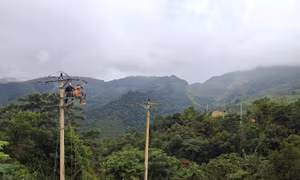 Nghệ An đưa điện lưới quốc gia về các bản biên giới khó khăn