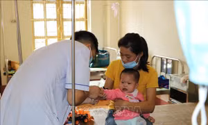 Bác sĩ Bệnh viện Sản nhi Yên Bái điều trị bệnh nhi mắc bệnh đường hô hấp. Ảnh: Đức Tưởng – TTXVN