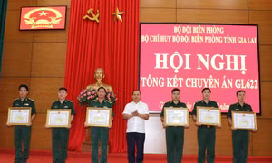 Phó Bí thư Tỉnh ủy Gia Lai, ông Rah Lan Chung tặng Bằng khen cho tập thể, cá nhân có thành tích trong thực hiện chuyên án GL622. Ảnh: Hồng Điệp - TTXVN